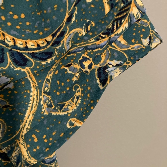 Beautiful cap sleeve silky blouse.Light and airy.Several pleats and tucks. Cute! - Picture 8 of 8